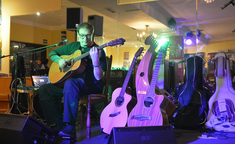Don Alder – Fingerstyle-Konzert im Steigerturm Don Alder spielt Akustikgitarre bei einem Live-Auftritt