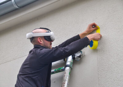 Grafikdesigner und Mural-Experte Jan nutzt modernste VR-Technik. Um die VR-Brille zu justieren, setzt er Markierungen.