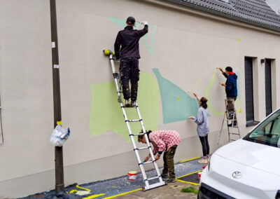 Jetzt kann mit der Hilfe von Freiwilligen, die keine Vorerfahrung in Sachen Mural haben, mit der ersten Ebene begonnen werden.