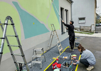 Große Flächen werden zwei mal gestrichen. Die Farbe ist eine marktübliche, hochwertige Außenwandfarbe, die speziell für dieses Projekt gemischt wurde.