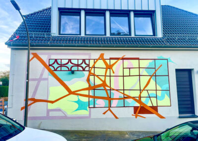 Fertiges Wandbild am Steigerturm in Dortmund-Berghofen mit grünen Flächen, Schallloch, braunem Fachwerk und orangem Straßennetz